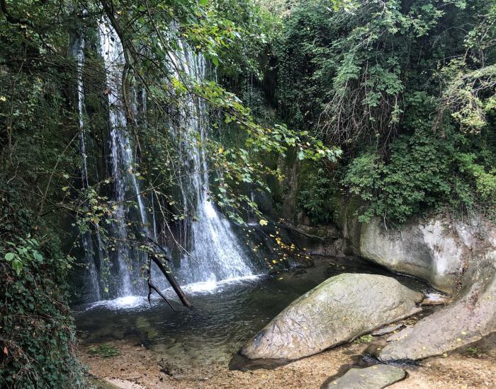 SARNANO E IL CAMMINO DELLE CASCATE PERDUTE SARNANO E IL CAMMINO DELLE CASCATE PERDUTE