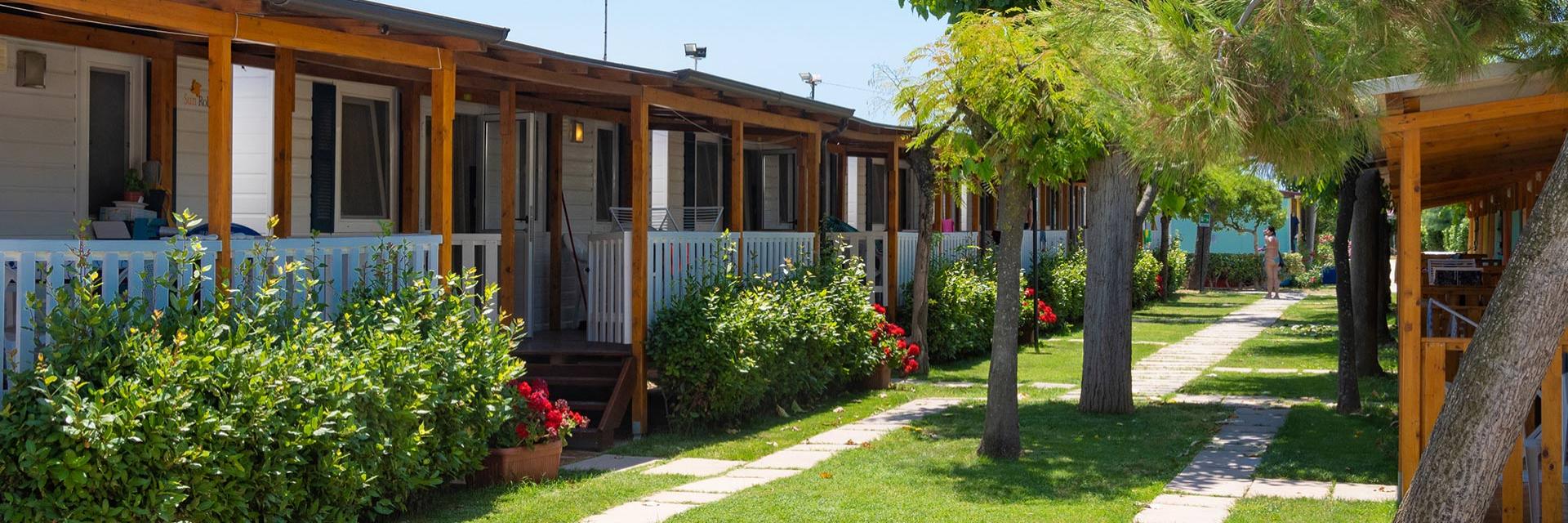 Bungalow con veranda in un campeggio immerso nel verde.