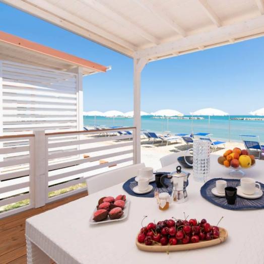 Colazione in veranda con vista mare, frutta fresca e dolci.