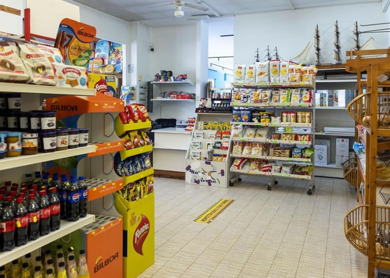 Piccolo negozio con snack, bevande e prodotti alimentari.